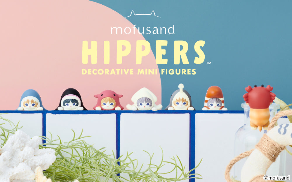banner image of mofusand hippers minifigures. main lineup is displayed over a white and blue wall. the secret (crab) figure is displayed on a glass bottle facing backwards. above is the title text that reads MOFUSAND HIPPERS DECORATIVE MINIFIGURE